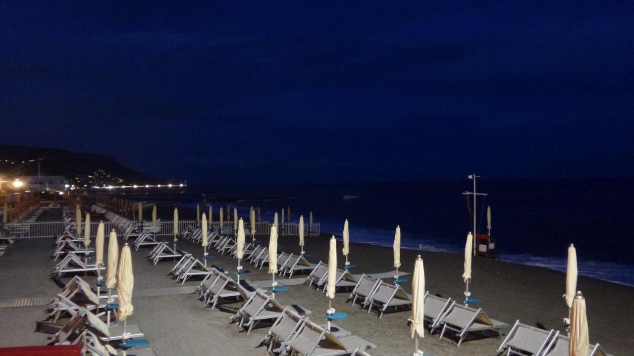 Ghiro Ghiotto Bed & Breakfast Pietra Ligure Exterior photo