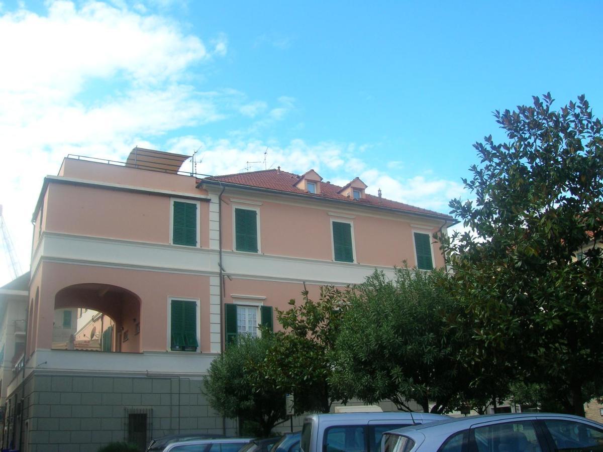 Ghiro Ghiotto Bed & Breakfast Pietra Ligure Exterior photo