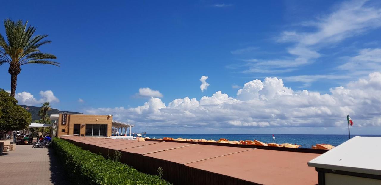 Ghiro Ghiotto Bed & Breakfast Pietra Ligure Exterior photo